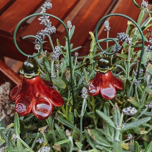 rote Blumen Keramik